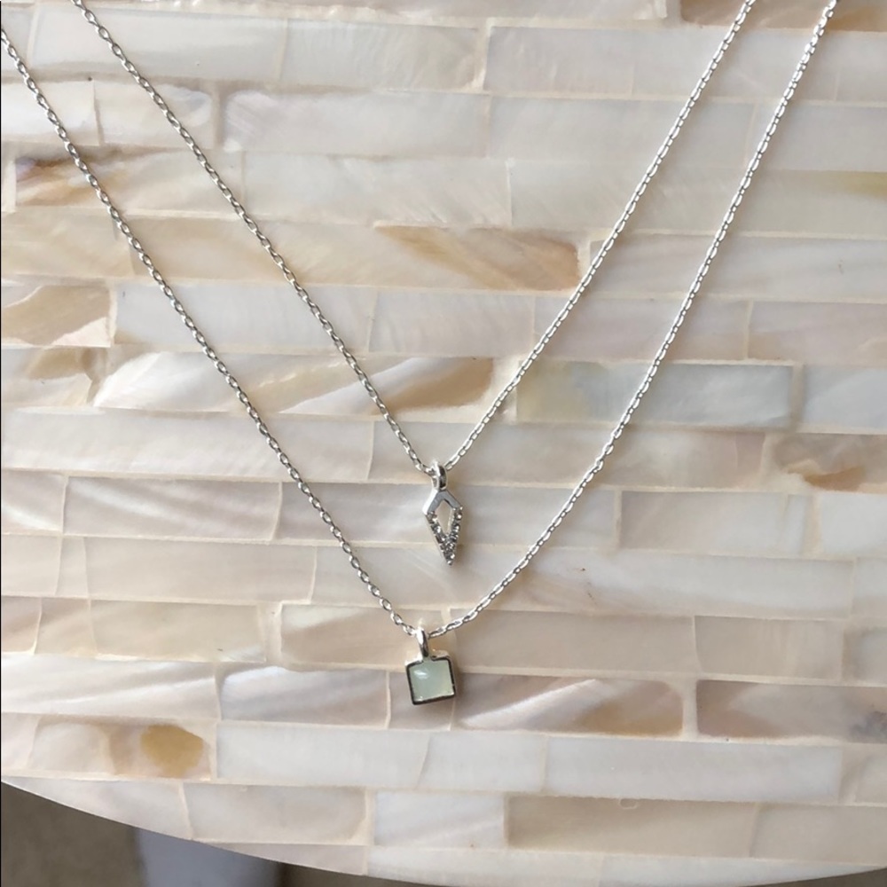 Short pendant necklace
